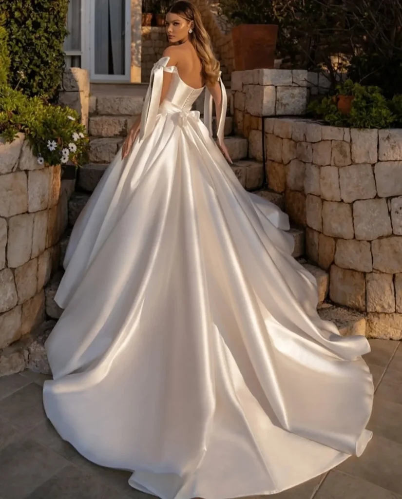 Viktorya saten gelinlik sırt ve etek detayları